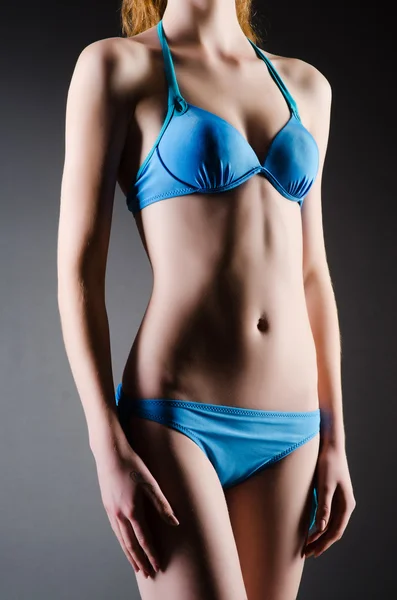 Attraente donna in bikini blu — Foto Stock