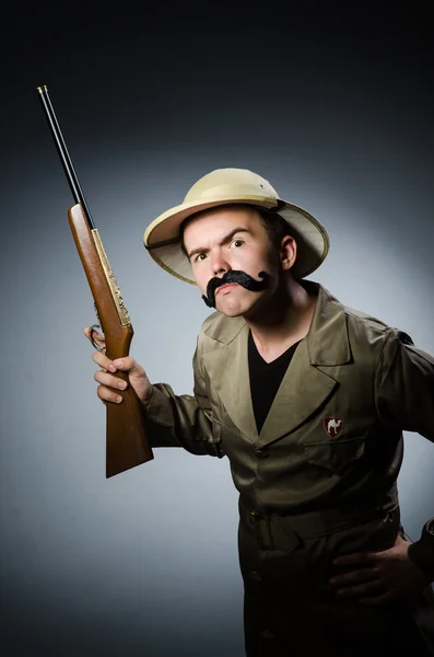 Hombre en sombrero de safari en concepto de caza — Foto de Stock