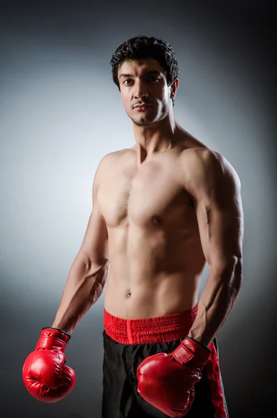 Muscular boxer wiith luvas vermelhas — Fotografia de Stock