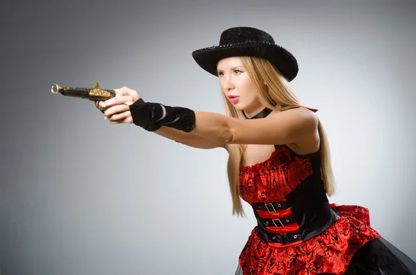 Γυναίκα πειρατής με όπλο που φοράει καπέλο — Φωτογραφία Αρχείου