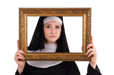 Çerçevesi beyaz olan genç rahibe