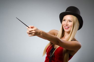 Cadı pis numaralarını yapıyor.