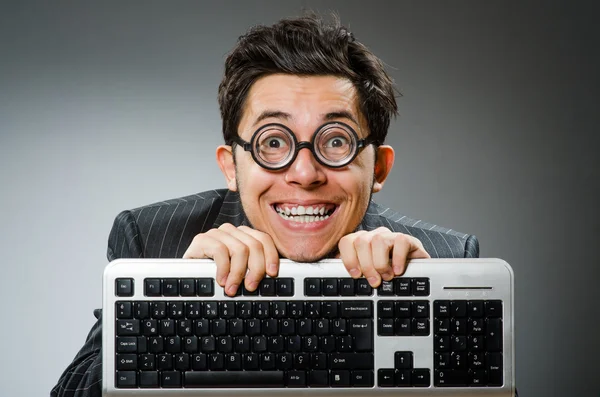 Geek ordenador con teclado de ordenador — Foto de Stock