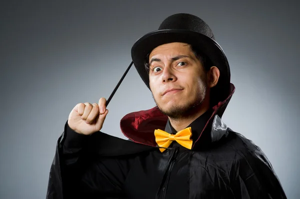 Homme magicien drôle avec baguette et chapeau — Photo