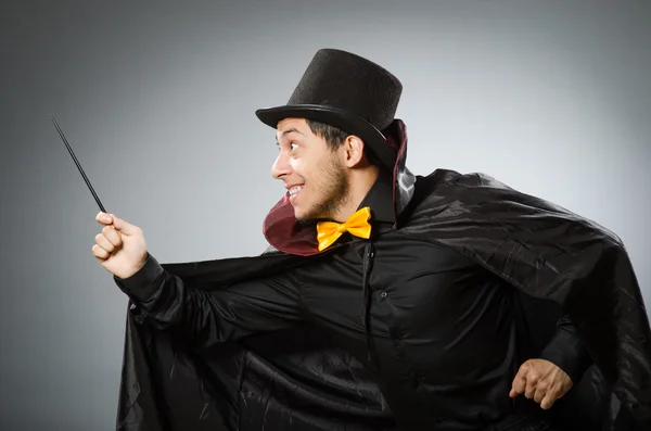 Legrační kouzelník muž s hůlkou a kloboukem — Stock fotografie