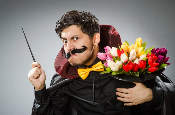 Hombre mago divertido con varita y sombrero —  Fotos de Stock