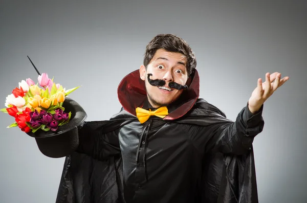 Homme magicien drôle avec baguette et chapeau — Photo