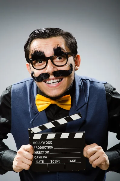 Engraçado homem segurando filme palmas — Fotografia de Stock