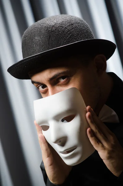 Man met theatraal masker — Stockfoto