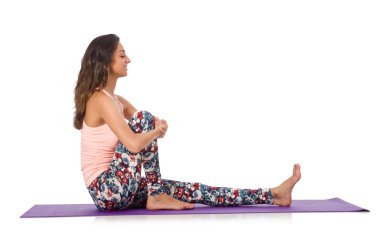 Beyazlar üzerinde izole edilmiş spor egzersizleri yapan genç kadın.