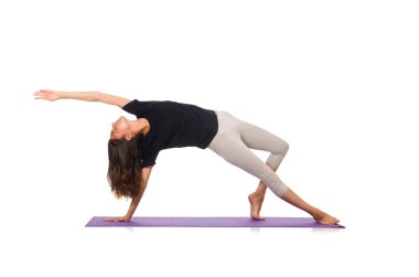 Beyazlar üzerinde izole edilmiş spor egzersizleri yapan genç kadın.