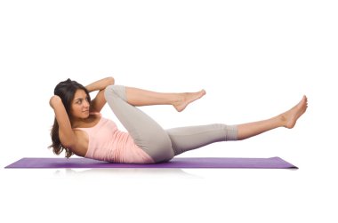 Beyazlar üzerinde izole edilmiş spor egzersizleri yapan genç kadın.