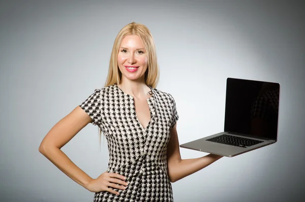 Geschäftsfrau mit silbernem Laptop — Stockfoto
