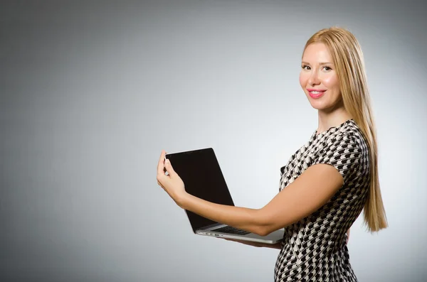 Business woman holding silver laptop — Stockfoto