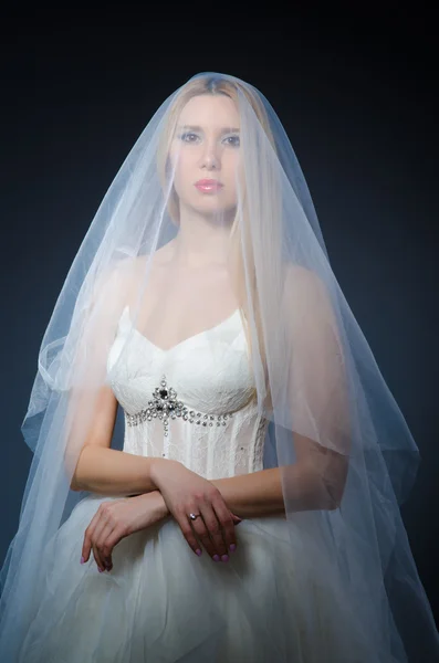 Nevěsta v bílých šatech ve studiu — Stock fotografie