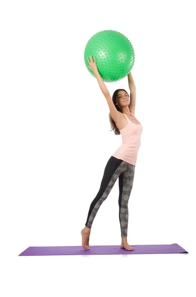 Mujer joven haciendo ejercicio con pelota suiza — Foto de Stock