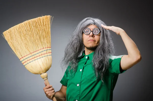 Grappige man met borstel en pruik — Stockfoto