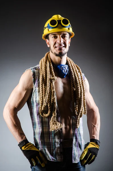 Homem construtor muscular rasgado com ferramentas — Fotografia de Stock