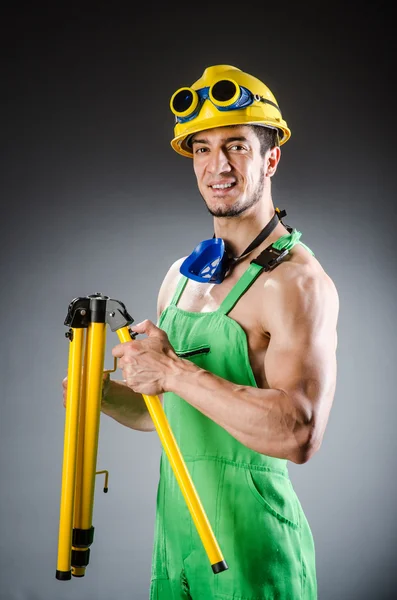 Homem construtor muscular rasgado com ferramentas — Fotografia de Stock