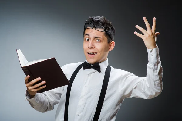 Jeune homme drôle avec le livre — Photo