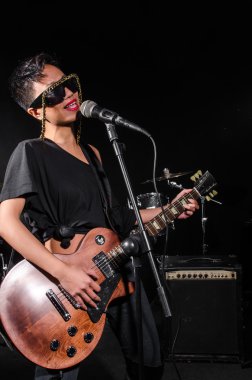 Gitar çalan genç kadın