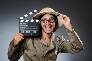 Arka planda komik bir safari avcısı