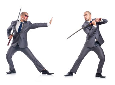 İki adam kılıç ile mücadele