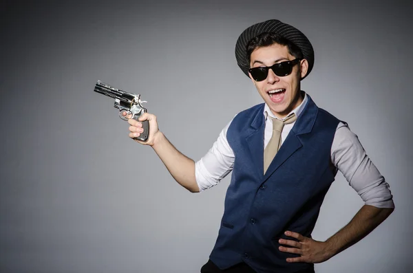 Человек в солнечных очках с пистолетом — стоковое фото