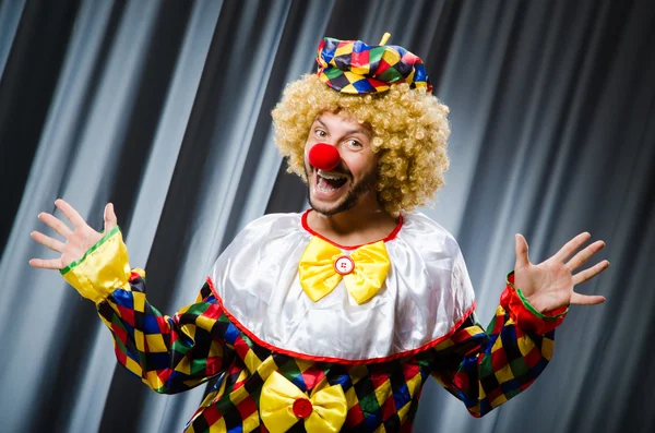 Lustiger Clown im humorvollen Konzept — Stockfoto