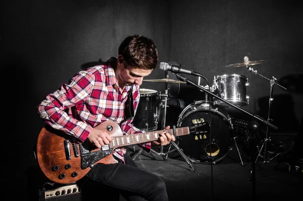 Hombre con guitarra — Foto de Stock