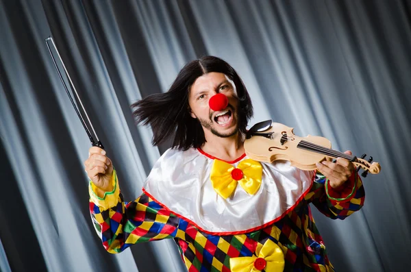 Funny clown plyaing violin — Stock Photo, Image