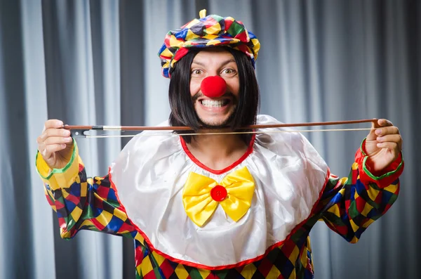 Divertido payaso plyaing violín — Foto de Stock