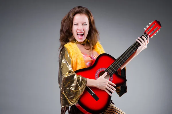 Guitarrista com instrumento vermelho — Fotografia de Stock