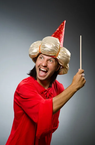 Vtipný čaroděj v červených šatech — Stock fotografie