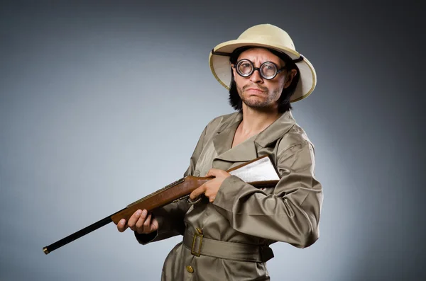 Lustige Safari-Jäger mit Gewehr — Stockfoto