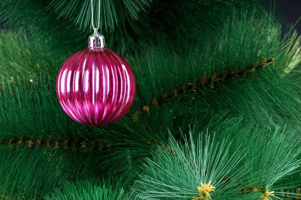 전나무에 걸려 있는 크리스마스 장식 — 스톡 사진