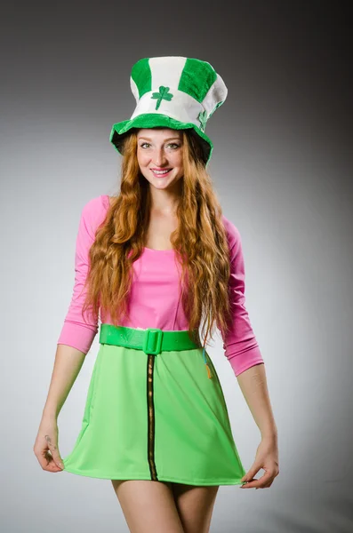 Mujer vestida con sombrero de santo patrick — Foto de Stock