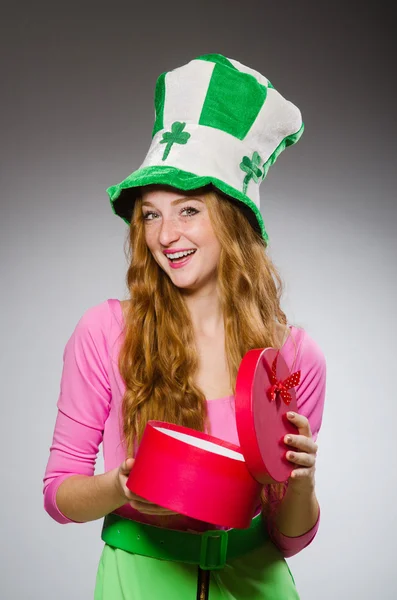 Mujer vestida con sombrero de santo patrick — Foto de Stock