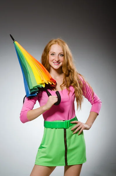 Frau hält bunten Regenschirm im Atelier — Stockfoto