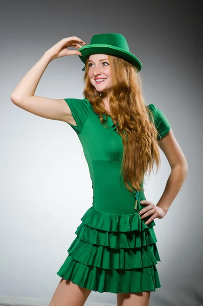 Mujer joven con vestido verde —  Fotos de Stock