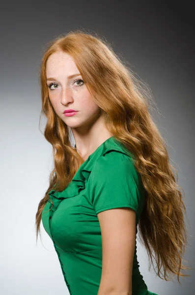 Jovem mulher vestindo vestido verde — Fotografia de Stock