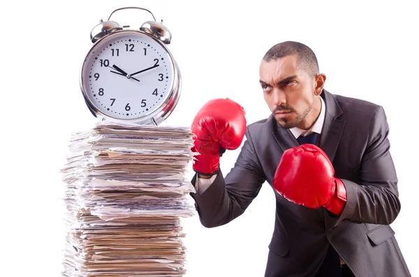 Arrabbiato uomo d'affari colpire orologio isolato su bianco — Foto Stock