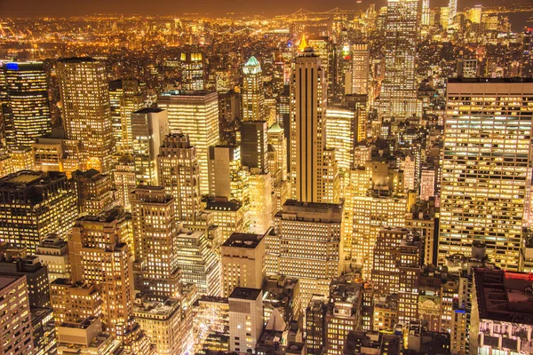 Beroemde wolkenkrabbers van New York 's nachts — Stockfoto