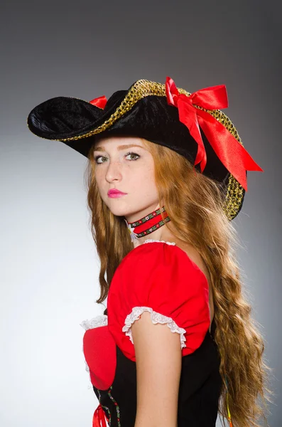 Kvinnan pirat bär hatt och kostym — Stockfoto