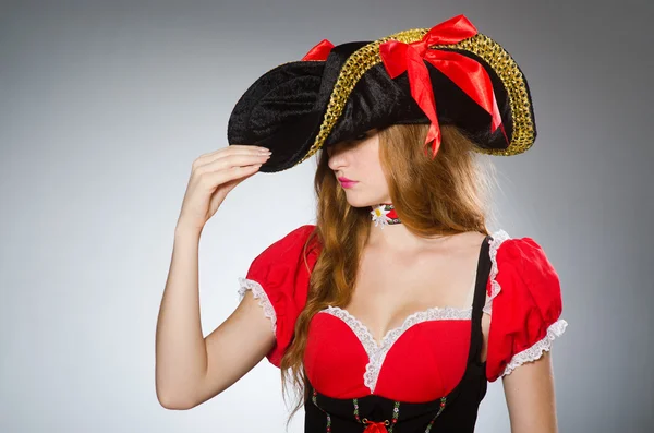 Mulher pirata usando chapéu e traje — Fotografia de Stock