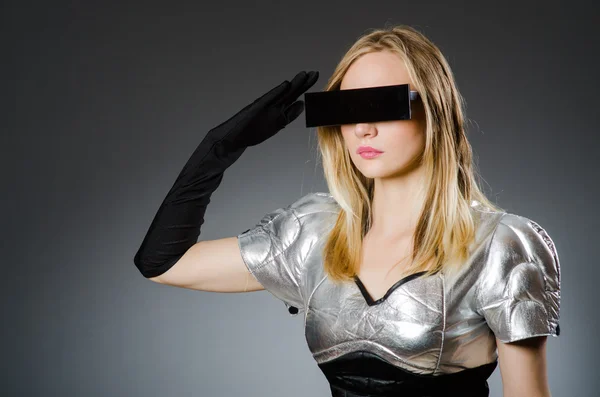 Nervózní žena v futuristický koncept — Stock fotografie