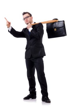 Beyazların üzerinde beysbol sopası olan adam.