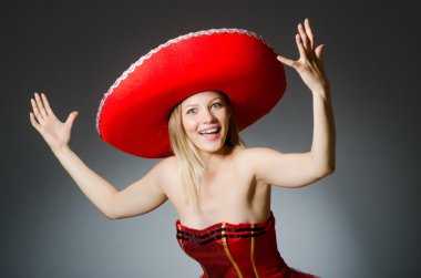 Şapka takan komik bir kadın.