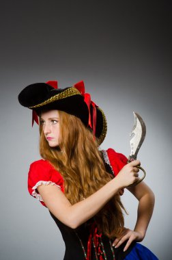 Keskin bıçaklı kadın korsan