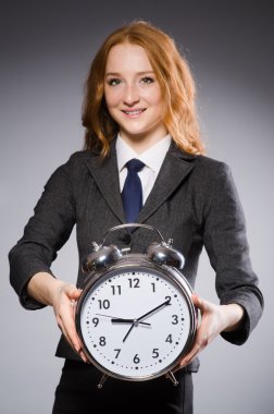 Saati olan iş kadını teslimatlarına geç kalıyor.